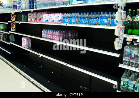 Leere Regale im Supermarkt Könige in Cresskill, New Jersey, Beweise von Panikkäufen im Zuge der Hurrikan Sandy die Okt 2012 getroffen. Stockfoto