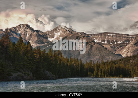 Ein schneller herannahenden Sturm erhebt sich über den Rocky Mountains während des Sonnenuntergangs in Banff - Kanada. Stockfoto