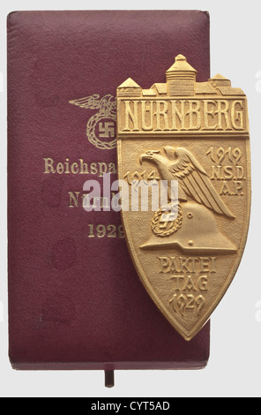 Rudolf Heß - Nürnberger Parteitag-Plakette 1929,ein Geschenk von Adolf Hitler Bronze,vergoldet,nicht tragbar.Massive Version von 'F.Hoffstätter Bonn'.die Rückseite mit Widmungseinschrift 'für meinen lieben Hess - Adolf Hitler' eingraviert.in dunkelrotem Gold geprägter Präsentationskoffer mit blauem Samt (nie 6.04.10 e).die Nürnberger Parteitage waren dazu bestimmt Demonstrieren Sie die Solidarität der Parteielite mit dem einfachen Volk - und folgen Sie damit der Tradition der mittelalterlichen Kaiserdiäten im Heiligen Römischen Reich deutscher Nation.Herkunft: W,Additional-Rights-Clearences-not available Stockfoto