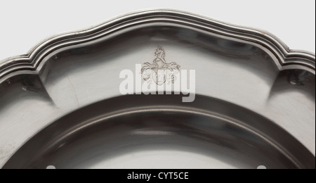 Graf Ferdinand von Zeppelin(1838 - 1917),zwei große Teller aus seinem persönlichen Tafelsilber Königlich Württembergischer Hofjuwelier Föhr,Stuttgart ca. 1900.Silber,jeweils gestanzt 'Föhr' und '800M' am Boden,gekrümmter Rand,der Rand mit dem von Zeppelin Wappen eingraviert.Durchmesser 32 und 32.5 cm,Gewicht 929 und 982 g.Graf Ferdinand von Zeppelin begann sein Militär Laufbahn in der Württembergischen Armee, Kommandant des Uhlan-Regiments 19 in Ulm und als württembergischer Gesandter in Berlin vor seiner Pensionierung als Generalleutnant 1891. Er wurde von ab engagiert,Zusatzrechte-Clearences-nicht verfügbar Stockfoto