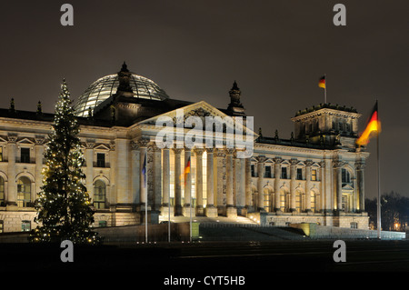 Reichstag Parlament Gebäude in der Weihnachtszeit mit Weihnachtsbaum und deutsche Flagge, Berlin, Deutschland, Europa Stockfoto