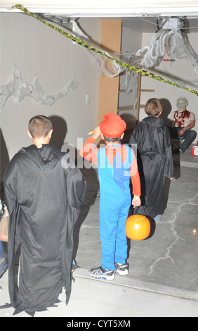 CPL John Bateman, Versorgung Angestellter mit Hauptsitz Bataillon, Marine Corps Logistik Basis Barstow Hände Süßigkeiten zu Monstern der Halloween-Nacht an Bord der Basis. Base Gehäuse traditionell begrüßt Kinder der Basis Mitarbeiter und Angehörige Stockfoto