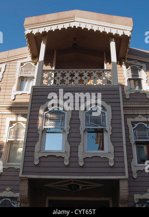 traditionelle türkische aus Holz in Istanbul Türkei Haus mit Balkon, gesehen von der Straße nach oben Stockfoto