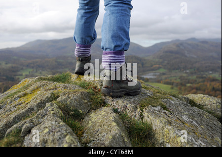Ansichten rund um Loughrigg fiel in der Nähe von Ambleside Seenplatte Frau in unmittelbarer Stiefel Aufstieg auf den Gipfel auf Herbsttag Stockfoto
