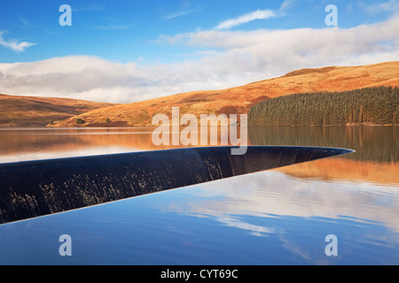 Hochwasserentlastung, obere Glendevon Reservoir Stockfoto