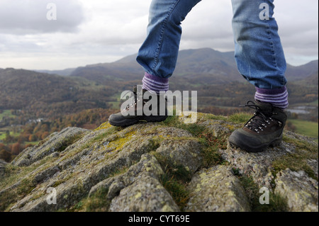 Ansichten rund um Loughrigg fiel in der Nähe von Ambleside Seenplatte Frau in unmittelbarer Stiefel Aufstieg auf den Gipfel auf Herbsttag Stockfoto