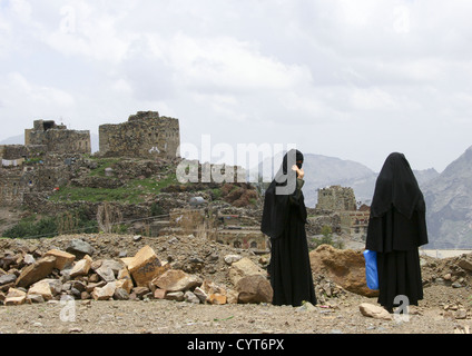 Zwei verschleierte Frauen, eine winken, Al Hajjara, Jemen Stockfoto