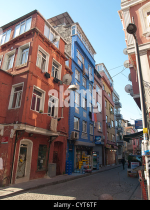 Straßenszene in der Nähe von Sultan Ahmed Moschee in Istanbul Türkei, einem Gebiet mit vielen traditionellen Häusern und engen Gassen mit Geschäften Stockfoto