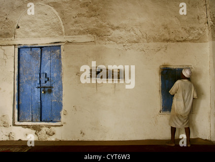 Man wandte sich an die Wand In der Moschee, Zabid, Jemen Stockfoto