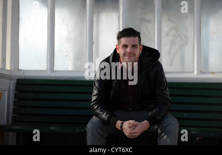 Porträt von Brighton lebende Fotograf Darren Cool auf Hove Strandpromenade UK fotografiert Stockfoto