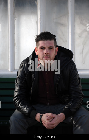 Porträt von Brighton lebende Fotograf Darren Cool auf Hove Strandpromenade UK fotografiert Stockfoto