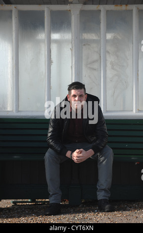 Porträt von Brighton lebende Fotograf Darren Cool auf Hove Strandpromenade UK fotografiert Stockfoto
