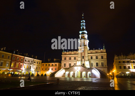 Rathaus in der Nacht, Hauptmarkt (Rynek Wielki), Zamosc, Polen Stockfoto