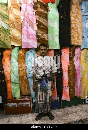 Mann stand vor einem Bekleidungsgeschäft In Al Hodeidah Souk, Jemen Stockfoto