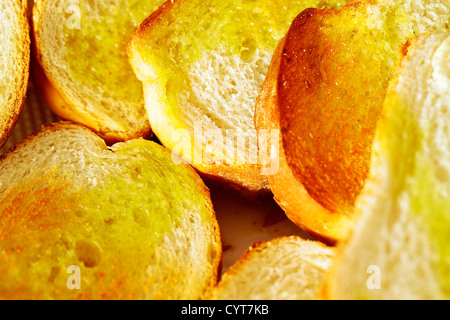 TOAST FRÜHSTÜCK MIT OLIVENÖL Stockfoto