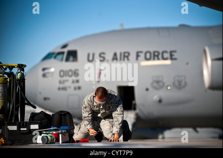 1. Klasse Charles Melendez inspiziert Flieger Motor Schrauben am Transit Center Manas, Kirgisistan, 8. November 2012. Crew Chiefs sind verantwortlich für die Wartung der Flugzeuge und Ausrüstung zu unterstützen. Melendez ist ein 376th Expeditionary Aircraft Main Stockfoto