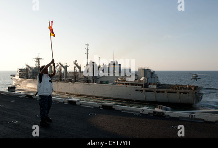 Quartiermeister 3. Klasse Brittney Solomon, Signale von Albany, Georgia, an Bord der Flugzeugträger USS John C. Stennis (CVN-74), das Military Sealift Command schnell Kampfunterstützung Schiff USNS Brücke (T-AOE 10) während der Auffüllung auf See. John C. Stennis Stockfoto