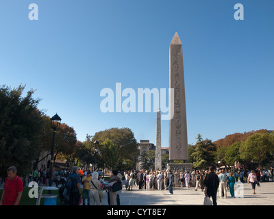 Obelisk des Theodosius mit Constantine Obelisk oder Walled Obelisk hinter, der Sultanahmet-Platz in Istanbul Türkei Stockfoto