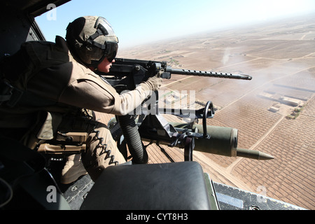 US Marine Corps CPL. Jeffery L. Allen, Crewchief mit Marine Light Attack Helicopter Squadron (HMLA) 469, Marine Aircraft Gruppe 39, 3rd Marine Aircraft Wing (vorwärts), bietet Luftunterstützung über Provinz Helmand, Afghanistan, 8. November 2012. Allen p Stockfoto