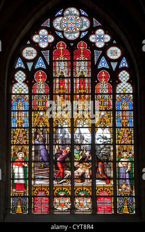 Brüssel - Juni 22: Fensterscheibe im Hauptschiff der St. Michael und St. Gudula Kathedrale von j.b. Capronnier aus 19. Jahrhundert Stockfoto