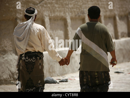 Zwei Männer Hand in Hand als Zeichen der Freundschaft, Tarim, Jemen Stockfoto