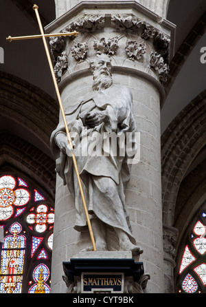 Brüssel - Juni 22: Statue des st. Andrew der Apostel von gotischen Kathedrale von Sankt Michael am 22. Juni 2012 in Brüssel. Stockfoto