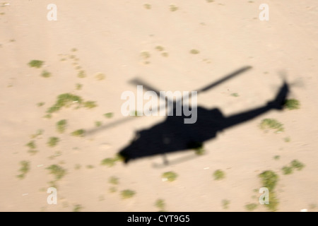 Ein US-Marine Corps UH-1Y Venom-Transporthubschrauber mit Marine Licht Angriff Hubschrauber Geschwader (HMLA) 469, Marine Aircraft Gruppe 39, überfliegt 3rd Marine Aircraft Wing (vorwärts) Provinz Helmand, Afghanistan, 8. November 2012. HMLA-469 vorgesehen enge Luft su Stockfoto