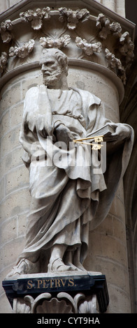 Brüssel - Juni 22: Statue des Heiligen Petrus Apostel von gotischen Kathedrale von Sankt Michael am 22. Juni 2012 in Brüssel Stockfoto