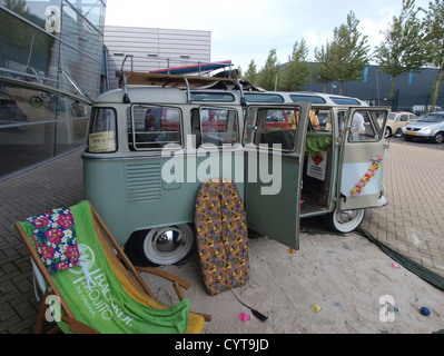 Der Volkswagen Samba de Luxe Wohnmobil ist ein klassisches Modell, das für sein unverwechselbares Design und seinen vielseitigen Nutzen bekannt ist. Er war Teil der Volkswagen Typ 2-Baureihe, die in der Mitte des 20. Jahrhunderts häufig für Campingausflüge und Straßenfahrten genutzt wurde. Stockfoto