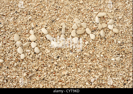 HVAR Wort, das aus Kieselsteinen, authentisches Bild der hvarer Strand Stockfoto