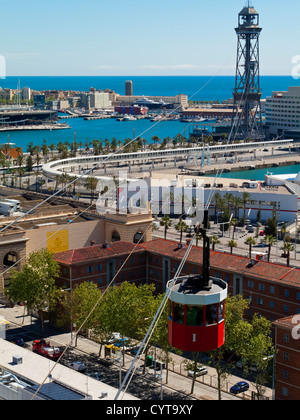 Seilbahn und Turm im Barcelona Hafen Katalonien Spanien gesehen von der Bergkuppe am Montjuic mit Blick auf das Stadtzentrum Stockfoto