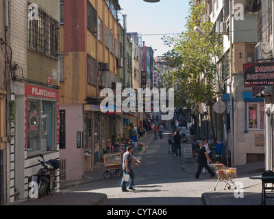 Straßenszene in der Nähe von Sultan Ahmed Moschee in Istanbul Türkei, einem Gebiet mit vielen traditionellen Häusern und engen Gassen mit Geschäften Stockfoto