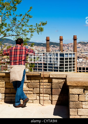 Touristen genießen Sie den Blick vom Montjuic über dem Zentrum von Barcelona Katalonien Spanien Stockfoto