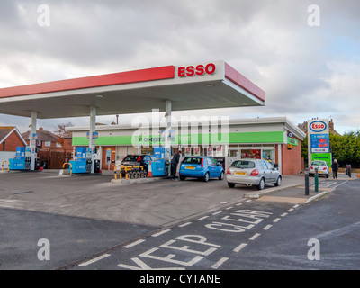 Dorf Esso-Tankstelle und Co-Operative Convenience-store Stockfoto