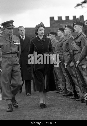 Queen Elizabeth inspiziert Armeekadetten auf Shrewsbury Castle 1952. Großbritannien in den 1950er Jahren Stockfoto