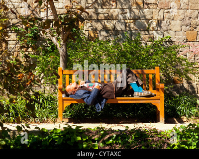 Obdachloser schläft auf einer Bank im Jardins de Miramar Volkspark Stadtzentrum von Barcelona Katalonien Spanien Stockfoto