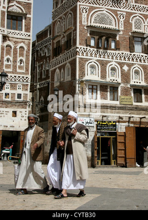 Drei Männer, die zu Fuß durch die Bab Al-Yemen, Sanaa, Jemen Stockfoto