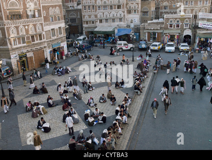 Männer versammelt auf einem Platz, Sanaa, Jemen Stockfoto