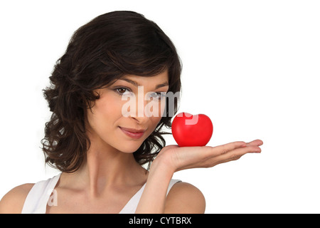 Frau mit Herz in der hand Stockfoto