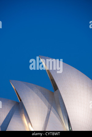 Sydney Opera House vertikale Detail Schuss Segel des Daches in der Nacht mit blauen Dämmerung Himmel Sydney NSW Australia Stockfoto