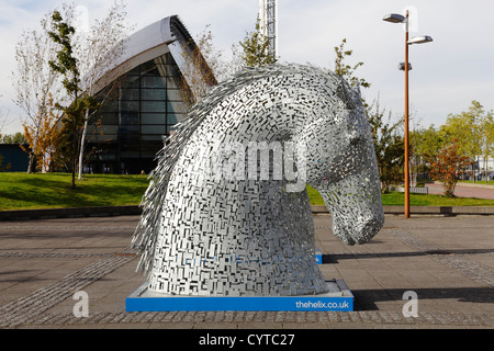 Ein maßstabsgemaßtes Modell einer Kelpies-Skulptur von Andy Scott, Pacific Quay, Glasgow, Schottland, UK mit dem Science Center Gebäude im Hintergrund Stockfoto