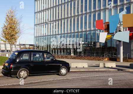 Ein Taxi vor dem Eingang zum BBC Schottland Hauptquartier auf Pacific Quay in Glasgow, Scotland, UK Stockfoto