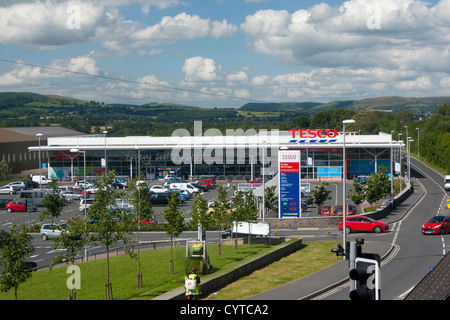 Tesco-Supermarkt am Ortsrand des kleinen ländlichen Markt Stadt Llandrindod Wells mit Landschaft im Hintergrund Powys Wales UK Stockfoto