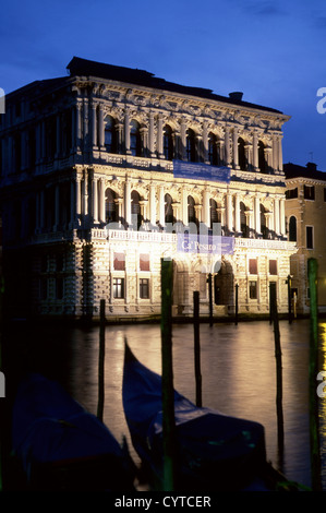 Ca' Pesaro in der Nacht gesehen, Rio di Noale Canal Grande Santa Croce Sestier Venedig Veneto Italien Stockfoto