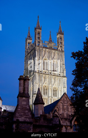 Kathedrale von Gloucester Mittelturm in der Dämmerung / Dämmerung / Nacht Gloucestershire England UK Stockfoto