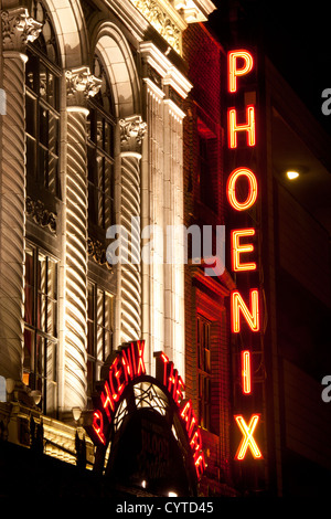Phoenix Theatre Leuchtreklame und vorne in der Nacht Charing Cross Road London England UK Stockfoto