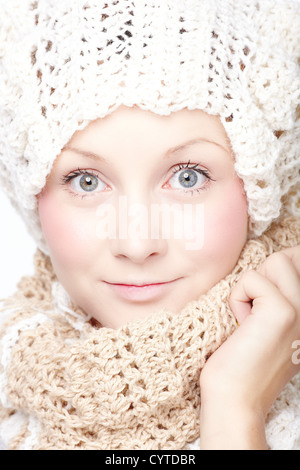 Junge Frau in gestrickte Mütze und Schal Stockfoto