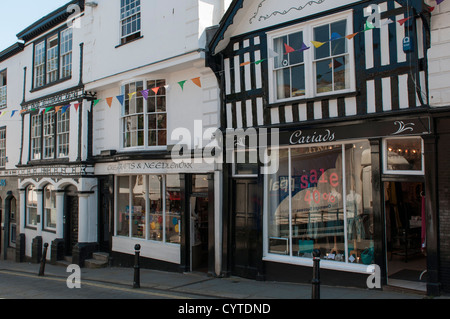 Totnes, Devon, England, Großbritannien. Einkaufsmöglichkeiten in der Hauptstraße in Totnes. Stockfoto