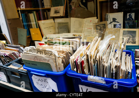 Alte Noten zum Verkauf vor einem Geschäft in Cecil Court, zentrales London. Stockfoto