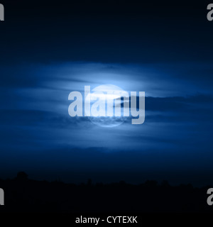 Vollmond in blauen Wolken in der Nacht Stockfoto